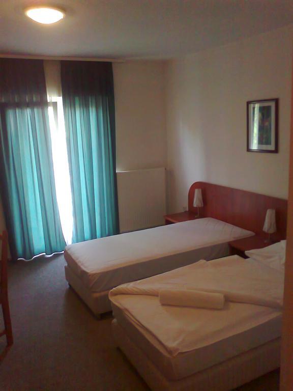 Pontis Hotel บีอาตอร์แบก ห้อง รูปภาพ